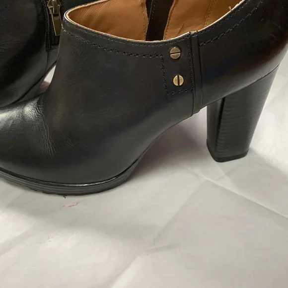 Clarks black leather bootie, staked wood 4” heel sz 9, rubber soles - Picture 2 of 7